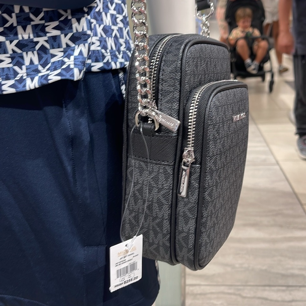 MICHAEL KORS Jet Set Travel Medium Logo Crossbody Flight Bag
Black
NWT - Picture 14 of 16